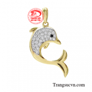 Mặt dây chuyền cá heo vàng trẻ trung được gọt dũa một cách tỉ mỉ và tinh xảo. 