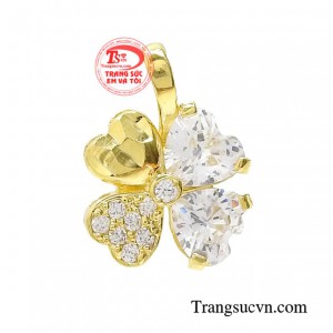 Mặt dây chuyền duyên dáng được chế tác theo thiết kế cỏ 4 lá mang biểu tượng của sự may mắn.