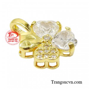 Ngoài ra biểu tượng cỏ 4 lá còn mang đến sức khỏe dồi dào, tài vận hưng thịnh, gia đạo hạnh phúc ấm êm. 