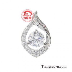 Mặt dây chuyền nữ kiêu sa là tâm điểm của mọi sự chú ý.