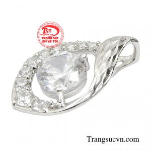 Không quá cầu kỳ, kiểu cách trong thiết kế nhưng chiếc mặt dây vẫn toát lên vẻ thời thượng, kiêu sa. 