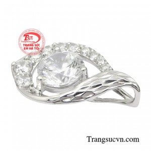 Chiếc mặt dây sẽ là sự lựa chọn hoàn hảo cho những bộ đồ phong cách.