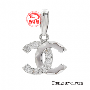 Mặt dây chuyền nữ vàng đẳng cấp là một trong những mẫu sản phẩm xu hướng được chị em yêu thích nhất trong thời gian gần đây.