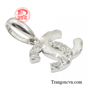 Chiếc mặt dây sẽ giúp phái đẹp dễ dàng thể hiện được sự cá tính, tạo nét ấn tượng khó quên trong mắt người khác phái.