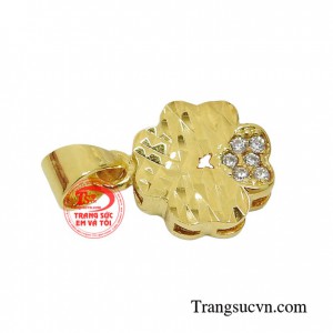 Mặt dây chuyền làm điểm nhấn tạo cảm giác sang trọng, thanh lịch và năng động