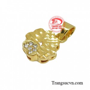 Với chất liệu vàng 18k bền đẹp, sáng bóng chắc chắn là món quà ý nghĩa dành tặng người thân