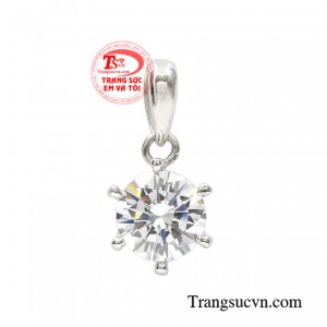 Mặt dây nữ vàng trắng kiêu sa sẽ là sự lựa chọn tuyệt vời dành cho những cô nàng yêu thích sự đơn giản sang trọng. 