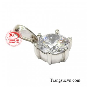 Chắc chắn khi diện chiếc mặt dây này người đối diện sẽ bị mê hoặc trước vẻ đẹp đằm thắm quyến rũ của bạn.