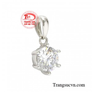 Chiếc mặt dây được đính kết viên đá chủ duy nhất tạo nên sản phẩm đầy lôi cuốn. 