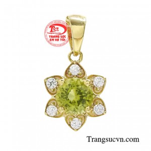 Mặt dây peridot kiều diễm loại đá khi sử dụng sẽ đem lại cảm giác an toàn, xua đi nỗi sợ hãi trong đêm tối.
