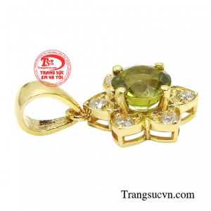 Với màu xanh tươi mát, Peridot chính là viên đá quý may mắn cho những người sinh tháng tám.