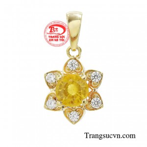 Mặt dây sapphire kiều diễm được yêu mến nhất với màu sắc tuyệt đẹp, độ cứng của đá sapphire chỉ đứng sau kim cương.