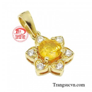 Sapphire mang vẻ đẹp tráng lệ và thánh thiện, là viên đá của trí tuệ và hoàng tộc. 