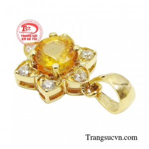 Đối với nhiều người, đeo trang sức làm đẹp thôi là chưa đủ. Đeo trang sức làm sao cho vừa đẹp lại sang trọng, vừa mang lại vượng khí cho chủ nhân là chân ái. 