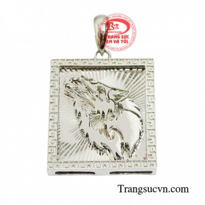 Mặt dây sói nam tính được thiết kế 3D hình sói mạnh mẽ, oai phong rất sang trọng và đẳng cấp với vàng 18k cao cấp