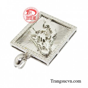 Khi đeo mặt dây sói nam tính trông bạn sẽ cá tính và tự tin đầy năng lượng