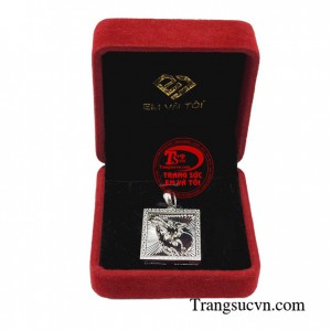 Mặt dây sói nam tính được thiết kế 3D hình sói mạnh mẽ, oai phong rất sang trọng và đẳng cấp với vàng 18k cao cấp