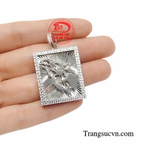 Sản phẩm kết hợp cùng nhiều mẫu dây chuyền khác nhau tạo nên phong cách thời trang hiện đại và cá tính