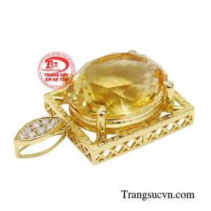 Với chiếc mặt dây này được đặc biệt đính kết viên thạch anh vàng gây ấn tượng và choáng ngợp ngay từ cái nhìn đầu tiên. 