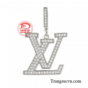 Mặt dây thiết kế thương hiệu nâng tầm đẳng cấp của người phụ nữ.