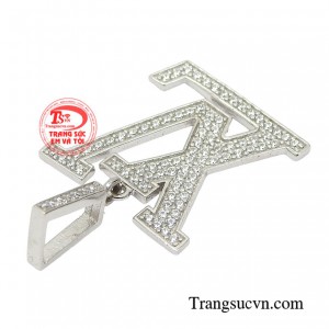 Một người phụ nữ sở hữu chiếc mặt dây này, dù cô ấy chẳng xinh đẹp nổi bật hay giàu có về vật chất thì cô ấy vẫn là người phụ nữ cực kỳ sang trọng, ưu nhã.