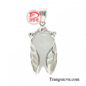 Mặt dây ve sầu bọc bạc là biểu tượng cho sự bất tử, sự trẻ trung và là lá bùa chống lại những âm mưu toan tính.