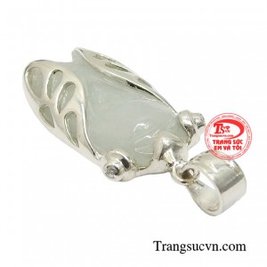 Ngọc Thiền đá phong thủy lấy cảm hứng từ hình ảnh chú ve lột xác khoác lên mình bộ áo mới mang ở đó sức sống mãnh liệt, tuổi trẻ bất diệt.