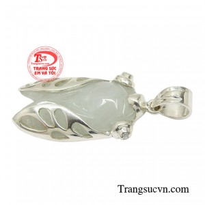 Không chỉ vậy, ve sầu cần mẫn với tiếng kêu vang thể hiện sự nỗ lực phát triển không ngừng nghỉ của con người, từ đó giúp họ tránh được những điều xấu trong cuộc sống.