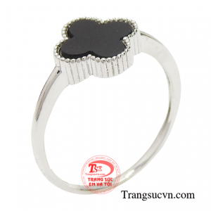 Nhẫn cỏ 4 lá đẹp được thiết kế hình cỏ 4 lá mang lại may mắn cho người đeo