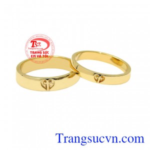 Nhẫn cưới chúc phúc được thiết kế trên hình ảnh của cây thập tự giá. 