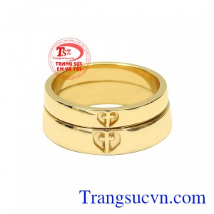 Họ tin rằng nếu đeo cặp nhẫn cưới này sẽ được Chúa chúc phúc và cuộc sống vợ chồng được gắn kết trọn đời. 