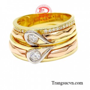 Nhẫn cưới hạnh phúc lâu dài được thiết kế hai nửa trái tim khi đứng cạnh nhau sẽ tạo thành hình trái tim tượng trưng cho tình cảm duy nhất, sự chung thủy lâu dài