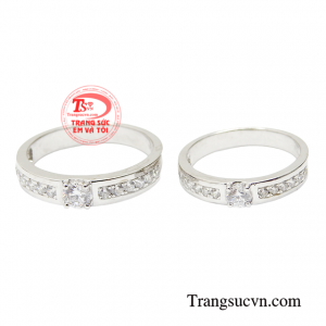 Đeo nhẫn cưới trên tay để nhắc nhở bạn rằng hôn nhân là kết tinh của tình yêu và mỗi người phải luôn học cách yêu thương, nhường nhịn để luôn giữ lửa tình yêu