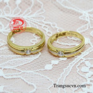 Nhẫn cưới thể hiện lời hứa hẹn son sắt trong tình yêu. Khi đeo nhẫn vào tay nó thể hiện sự nghiêm túc, chân thành
