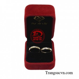 Nhẫn cưới là một vòng tròn hoàn hảo tượng trưng cho tình yêu vĩnh cửu của hai người