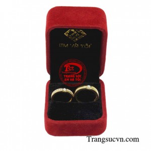 Nhẫn cưới là tín vật vô cùng thiêng liêng và ý nghĩa đối với mỗi cặp vợ chồng