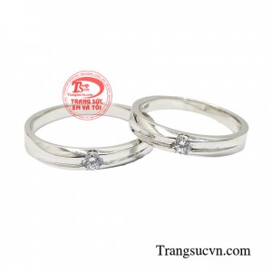 Nhẫn cưới vàng trắng đong đầy là biểu tượng của tình yêu vĩnh cửu