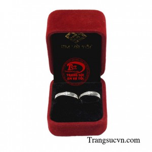 Nhẫn cưới vàng trắng đong đầy