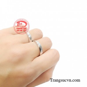 Nhẫn cưới vàng trắng đong đầy