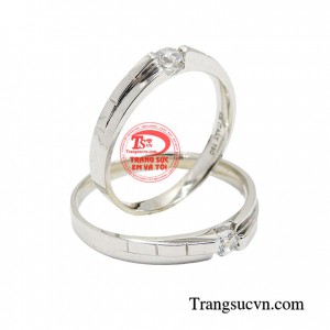 Nhẫn cưới vàng trắng hẹn ước được thiết kế đơn giản nhưng vẫn sợ hữu sự sang trọng và tinh tế