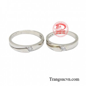 Nhẫn cưới được làm từ vàng tượng trưng cho sự chung thủy trong hôn nhân dù có khó khăn thách thức vẫn luôn giữ được tấm lòng son sắt