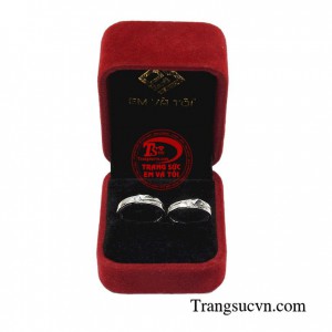 Nhẫn cưới vàng trắng kết nối được thiết kế theo phong cách mới của Hàn Quốc