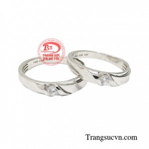 Nhẫn cưới vàng trắng ngày chung đôi mang thiết kế đơn giản nhưng vẫn vô cùng sang trọng, tinh tế