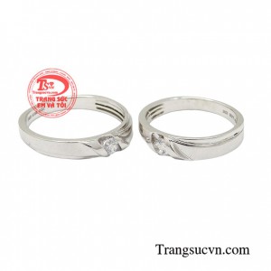 Nhẫn cưới là một hình tròn không có điểm đầu điểm kết tượng trưng cho tình yêu duy nhất không bao giờ thay đổi