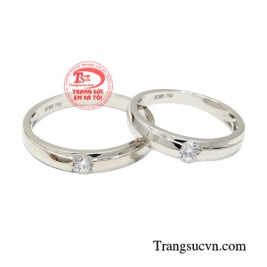 Nhẫn cưới vàng trắng thuần khiết là biểu tượng cho sự chung thủy và hạnh phúc bền lâu
