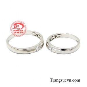 Nhẫn cưới vàng trắng thuần khiết được thợ kim hoàn chế tác công phu, tỉ mỉ tạo nên một cặp nhẫn cưới đẹp và ấn tượng