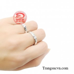 Nhẫn cưới vàng trắng thuần khiết là biểu tượng cho sự chung thủy và hạnh phúc bền lâu