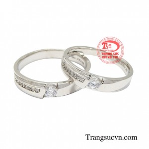 Nhẫn cưới vàng trắng tinh khôi là biểu tượng cho lời hứa bên nhau trọn đời