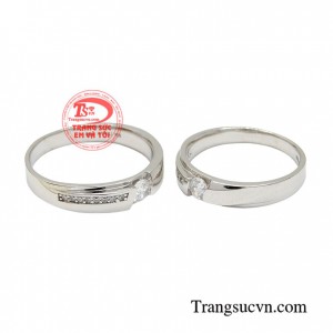 Nếu bạn đang muốn sở hữu một đôi nhẫn cưới đẹp mắt, sang trọng thì hãy đến trang sức Em và Tôi để được tư vấn và thử nhẫn