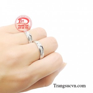 Nhẫn cưới vàng trắng tinh khôi là biểu tượng cho lời hứa bên nhau trọn đời